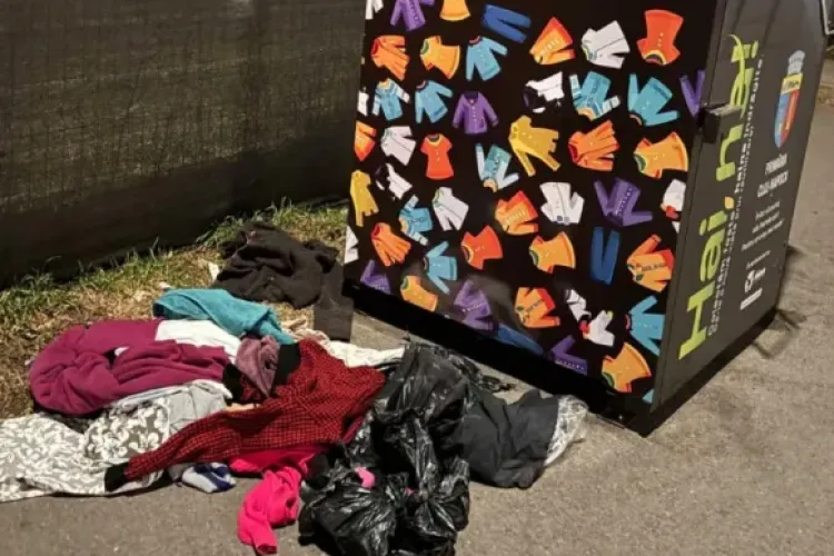Container de haine vandalizat în cartierul Andrei Mureșanu din Cluj-Napoca! Donațiile au fost aruncate pe jos