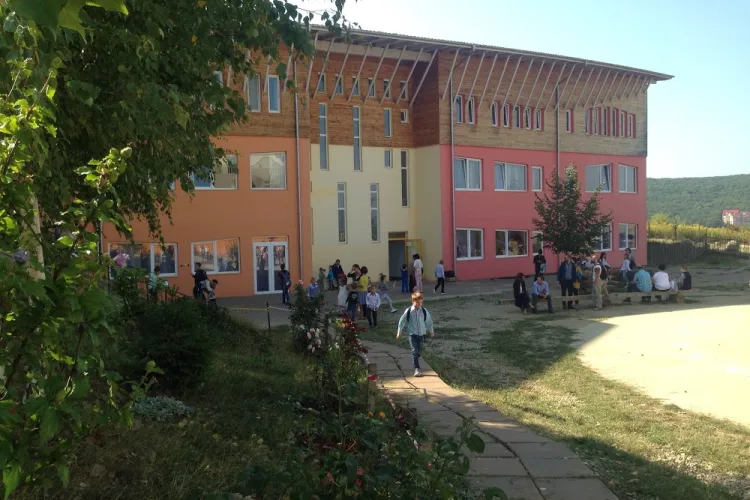 Violență verbală și o demitere cu scandal la un liceu din Cluj: Profesorii și părinții se mobilizează împotriva deciziei conducerii