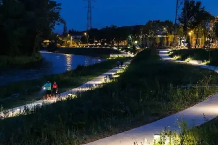 Iluminatul de pe malul Someșului din Cluj-Napoca pâlpâie fără oprire: „Are constant probleme de când s-a inaugurat”