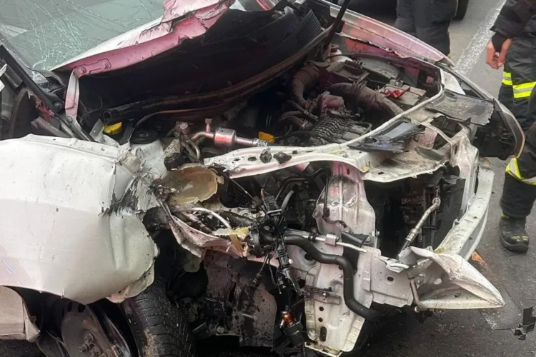 Accident în Cluj: Un bărbat de aproximativ 40 de ani și-a făcut praf mașina într-o localitate. A fost dus la spital pentru îngrijiri