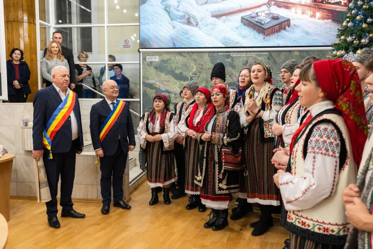 Colindători de toate vârstele au adus spiritul Crăciunului la Primăria Cluj-Napoca