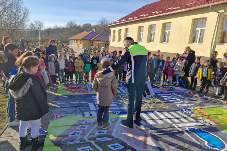 Polițiștii clujeni predau lecții de trafic copiilor din Ciurila! Cum învață cei mici să fie siguri pe drumuri și viitori șoferi responsabili