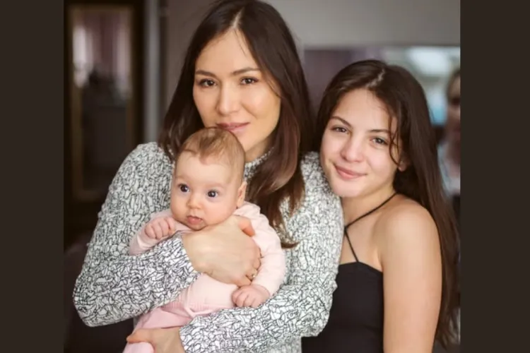 Elevii clujeni au suflet mare! Au strâns bani pentru Mirela, o mamă ce luptă cu cancerul și crește singură două fetițe, după ce soțul a murit tot de cancer