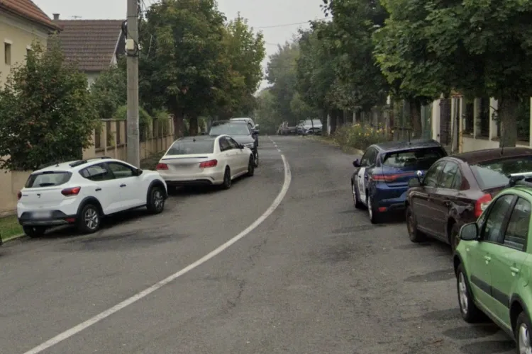 O stradă din Cluj este aproape imposibil de traversat! Parcarea haotică blochează accesul riveranilor și mașinile de urgență
