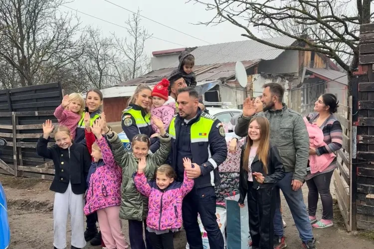 Gest emoționant înainte de Crăciun! Polițiștii din Cluj au lăsat uniforma și au adus zâmbete în patru familii nevoiașe