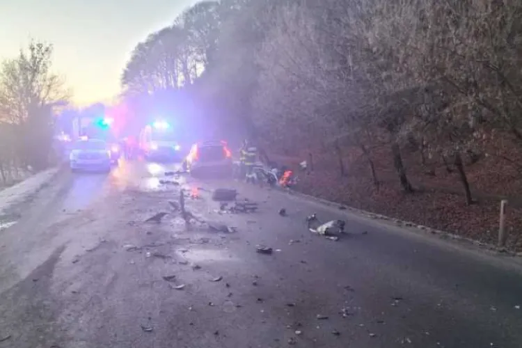 Clipe de groază pe șosea! Două mașini și un camion au fost implicate într-un accident grav. Cinci persoane au fost rănite, printre care și un copil 
