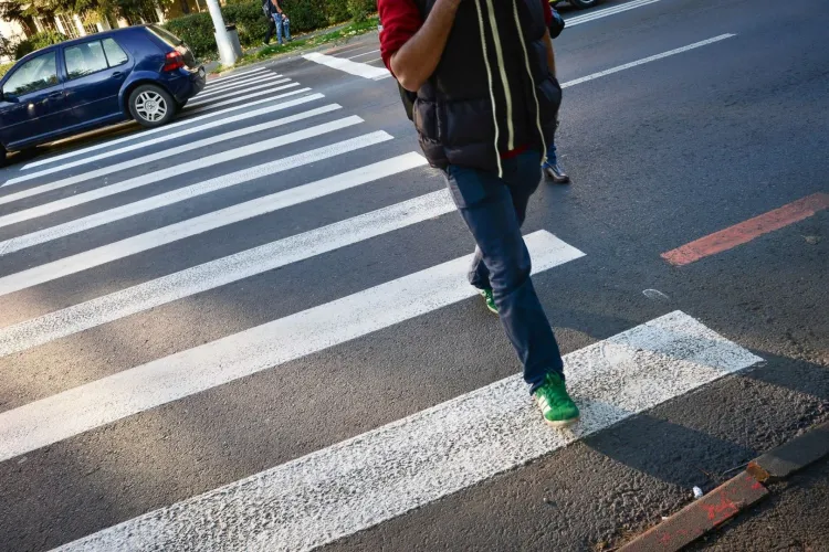 O altă trecere de pietoni din Cluj-Napoca a devenit un real pericol: Șoferii opresc la limită și depășesc chiar pe „zebră”. „Ceva inacceptabil!”
