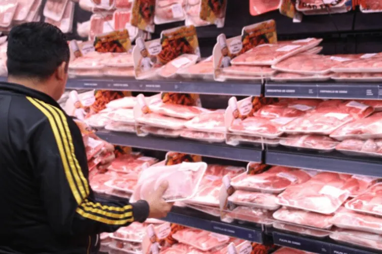 Criză în piața cărnii de porc! Consiliul Concurenței anchetează barierele care blochează fermierii români și prețurile mari la raft