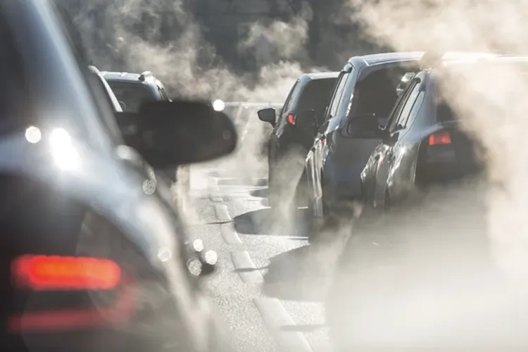 Orașul respiră greu: Clujenii se plâng de aerul greu și mirosul înțepător care persistă în toată zona urbană astăzi