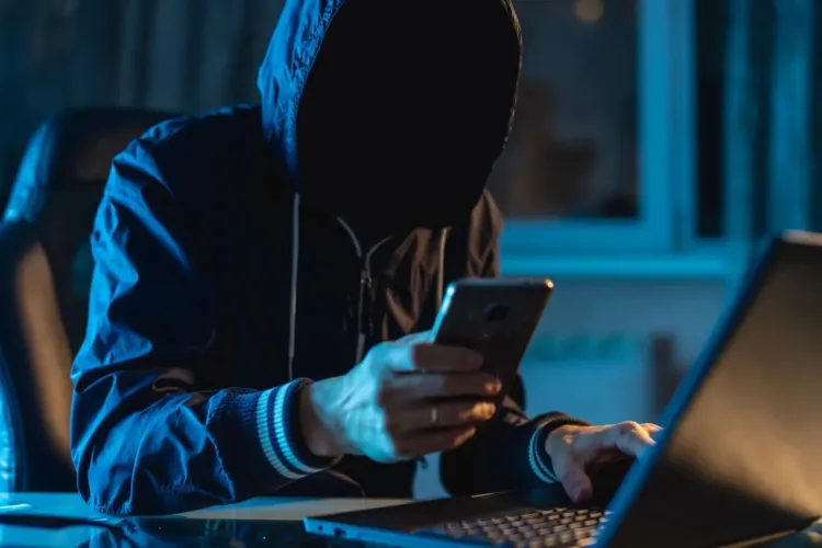 Escrocheriile telefonice devin tot mai sofisticate. Hackerii se dau drept autorități și folosesc chiar voci reale pentru a păcăli victimele