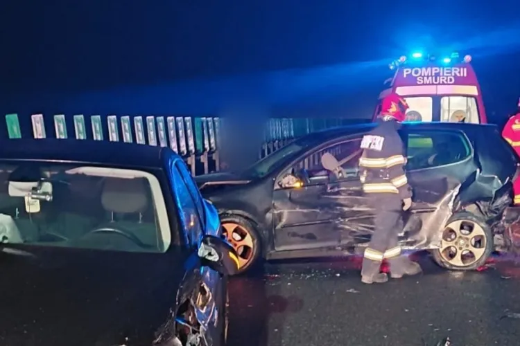 Accident în Cluj: Două mașini s-au ciocnit puternic pe autostradă, iar o femeie și doi copii de patru ani au fost transportați la spital 