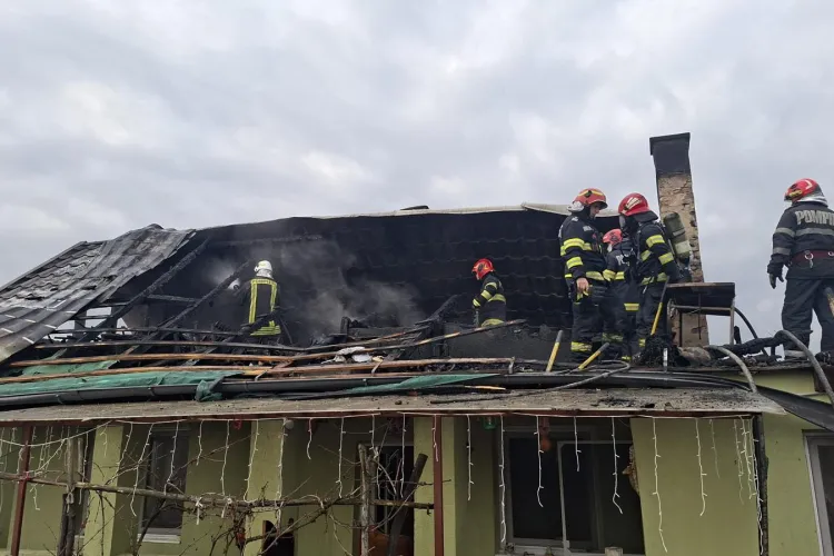 Incendiu de proporții la o casă în Cluj! Pompierii au intervenit de urgență pentru stingerea flăcărilor. Un bărbat a suferit arsuri