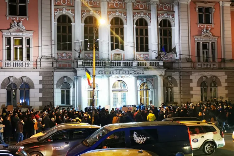 VIDEO. Protestele iau amploare la Cluj! Peste 1000 de oameni acum în fața Curții de Apel: „Lia, Lia, Lia te sună pușcăria!”