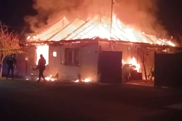 Incendiu puternic în Cluj: Acoperișul unei case a fost cuprins complet de foc. Pompierii s-au luptat pentru a stinge focul