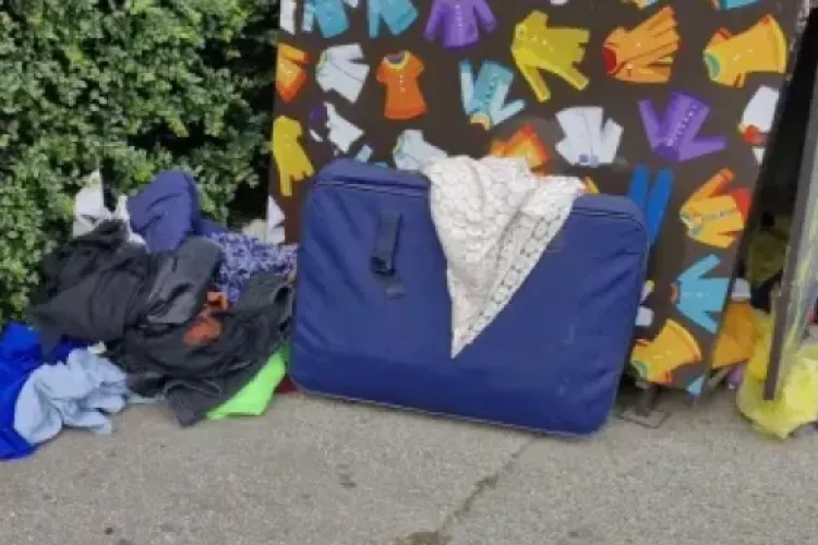 Containerele pentru donat haine dintr-un cartier din Cluj-Napoca, date uitării: „Oamenii lasă hainele pe jos, iar acestea sunt răscolite de oamenii străzii