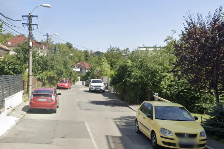 Stradă blocată în Cluj! Mașini parcate peste tot fac imposibil accesul pietonilor și ambulanțelor: Locuitorii cer intervenție rapidă!