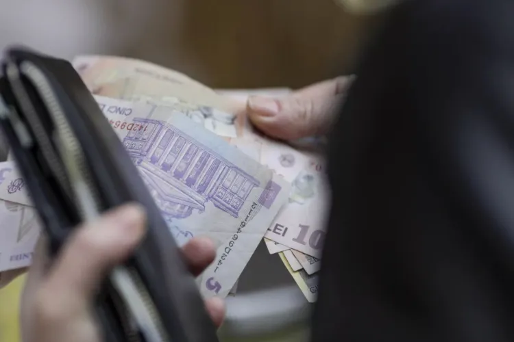 Salariul mediu net a urcat semnificativ în octombrie, dar diferențele între sectoare rămân uriașe: IT-iștii, cei mai „fericiți” români