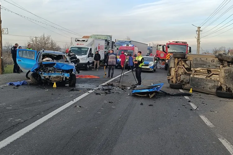 VIDEO. Accident grav în Cluj! O femeie de 70 de ani a rămas încarcerată în mașină, alte două persoane transportate la spital
