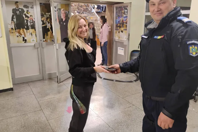 Un jandarm, eroul unei clujence la meciul U-BT de aseară: Și-a pierdut portmoneul cu bani, acte și carduri, iar jandarmul i l-a returnat în timp record!