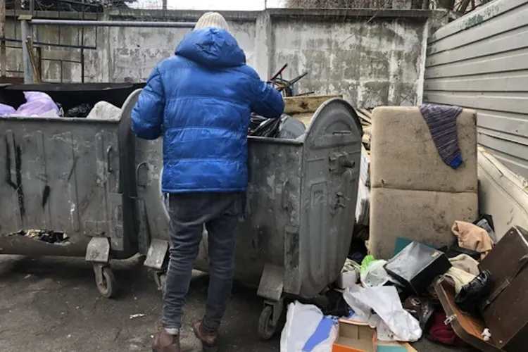 Locatarii de pe o stradă din Cluj-Napoca revoltați! Persoane străine caută prin gunoaie și lasă haos pe stradă