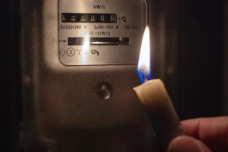 Clujul, lăsat pe întuneric în plin ger: Sate și cartiere întregi au rămas fără electricitate, familiile stau la lumina lumânărilor, ca pe vremuri