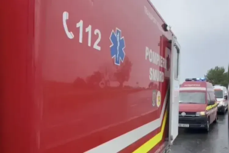 Clipe de groază pe drum! Un tânăr a ajuns la spital, după ce a plonjat cu mașina într-un pârâu