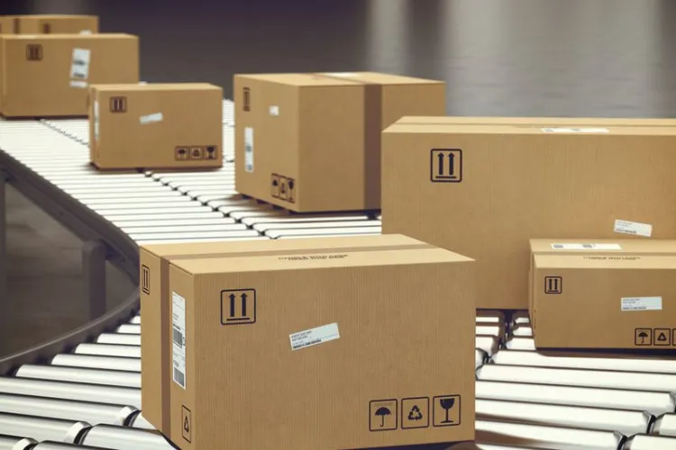 Anul Nou începe cu TAXĂ pe coletele mici! Vezi cine trebuie să plătească 25 de lei în plus pentru comenzile online