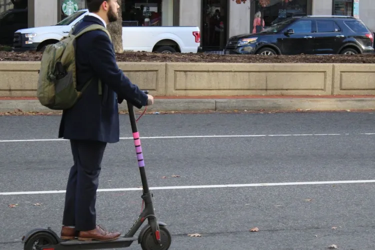 Trotinetele electrice intră oficial sub lupa Poliției: Amenzi usturătoare și obligații noi pentru utilizatori. Cât costă RCA-ul