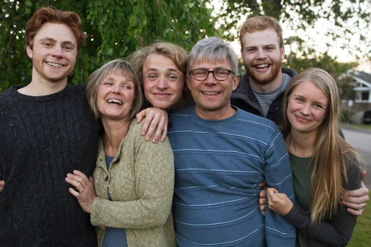 Generația blocată în casa părinților: 40% dintre tinerii români muncesc, dar nu își permit o locuință proprie