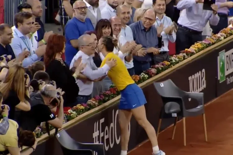 Sportiva preferată a primarului Emil Boc ar fi îndrăgostită. Detaliul care a dat-o de gol chiar înainte de Anul Nou. A publicat o fotografie misterioasă