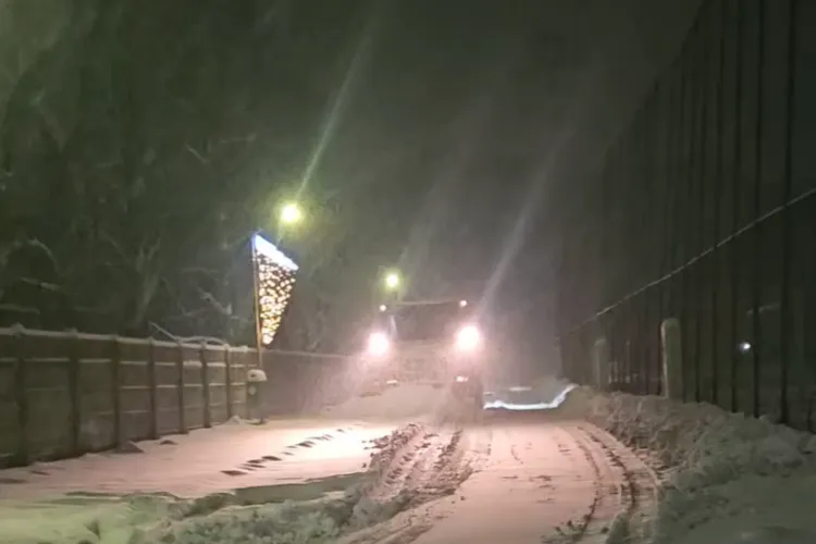 Elevii de la zeci de școli din Cluj nu au putut ajunge la cursuri azi, din cauza vremii. În județul Cluj nu sunt drumuri închise, dar se circulă greu