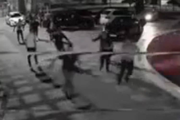 Bătaie pe stradă între tineri, cu bâte și lopeți: Un adolescent de 18 ani a fost rănit și a ajuns la spital. Un alt clujean de 20 de ani a fost reținut