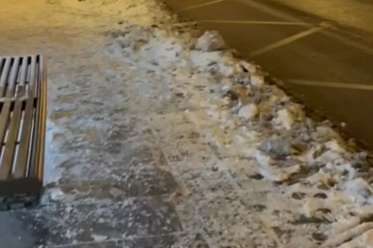 Emil Boc a ieșit personal „pe teren” și a rămas dezamăgit de serviciile echipelor de dezăpezire: „Câte stații necurățate, atâtea amenzi primiți!”