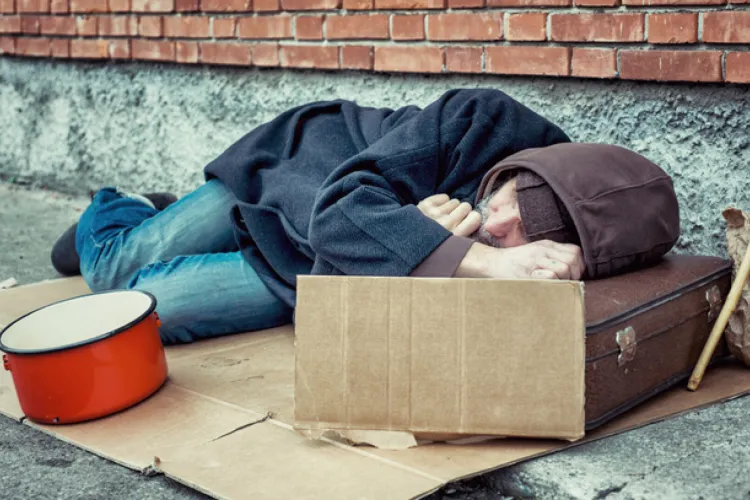 De la un bătrân inofensiv la grupuri agresive de tineri: Oamenii fără adăpost din Cluj îi fac pe unii locuitori să se teamă să iasă seara pe stradă