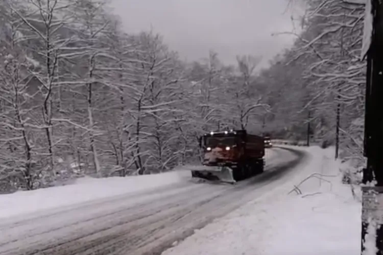 UPDATE: Restricții de trafic ridicate în zona Meseș. În județul Cluj nu sunt drumuri închise, dar traficul se face în condiții de iarnă VIDEO