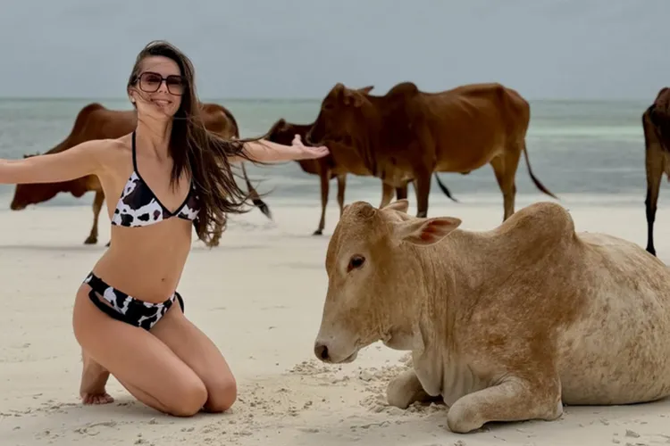 Georgiana Lobonț nu uită de unde a plecat! S-a pozat cu mai multe vaci la 6.000 de kilometri distanță de Cluj-Napoca: „Mi-am adus aminte de vacanțele mele