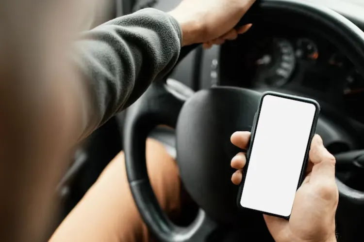 Epidemie în traficul din Cluj! Șoferii uită de reguli și folosesc telefoanele la volan, risc major de accidente pe Calea Turzii și Buna Ziua