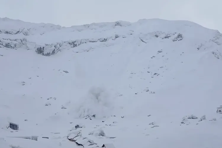 VIDEO. Pericol imens în munți: Avalanșă declanșată accidental de doi schiori! Salvamont recomandă prudență și evitarea traseelor riscante