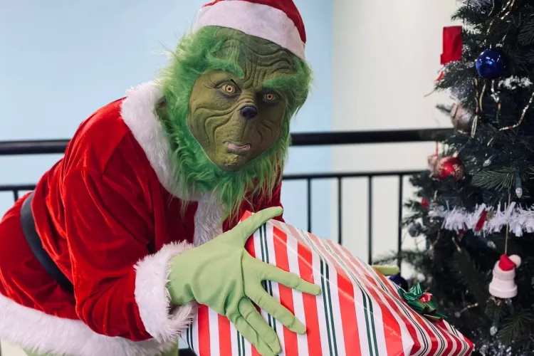 Un tânăr din Cluj-Napoca s-a transformat în Grinch chiar de Crăciun. A dat spargerea când oamenii își deschideau cadourile primite de la Moș 