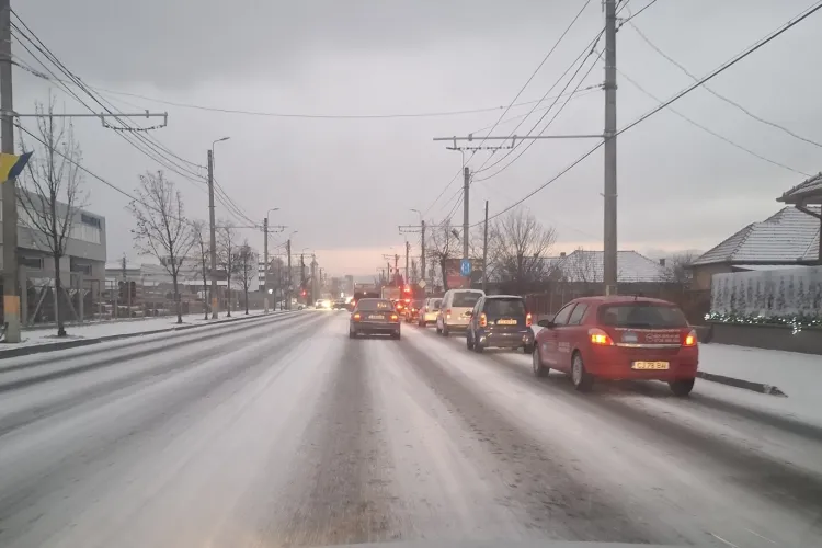 Pericol iminent pe drumuri: Pe o stradă din Cluj mașinile derapează chiar și cu cauciucuri de iarnă. Locuitorii cer intervenția rapidă a autorităților
