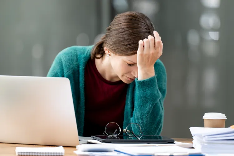 Românii ar putea primi concediu plătit pentru burnout: ce prevede proiectul de lege și cum s-ar schimba drepturile angajaților