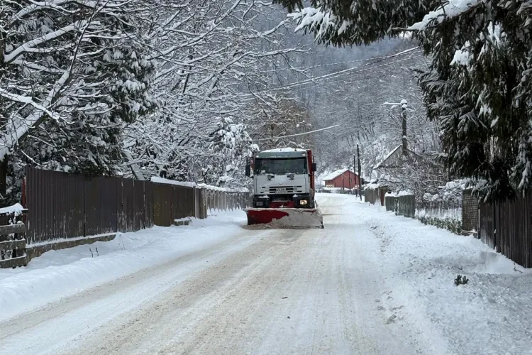 Zăpadă de până la 50 cm în Cluj! Consiliul Județean acționează cu utilaje și lanțuri, șoferii trebuie să circule cu mare prudență