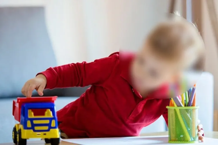 Scandal într-un bloc din Cluj-Napoca pornit de la joaca unui copilaș de 2 ani: Părinții nu mai știu cum să oprească reacțiile vecinei