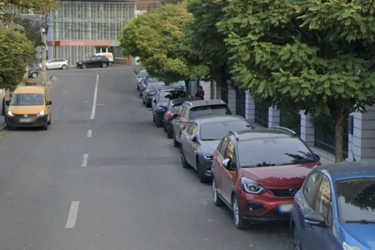 Stradă din Cluj, ocupată zilnic de mașini parcate ilegal! Șoferii ignoră indicatoarele de peste un an pe o stradă din oraș