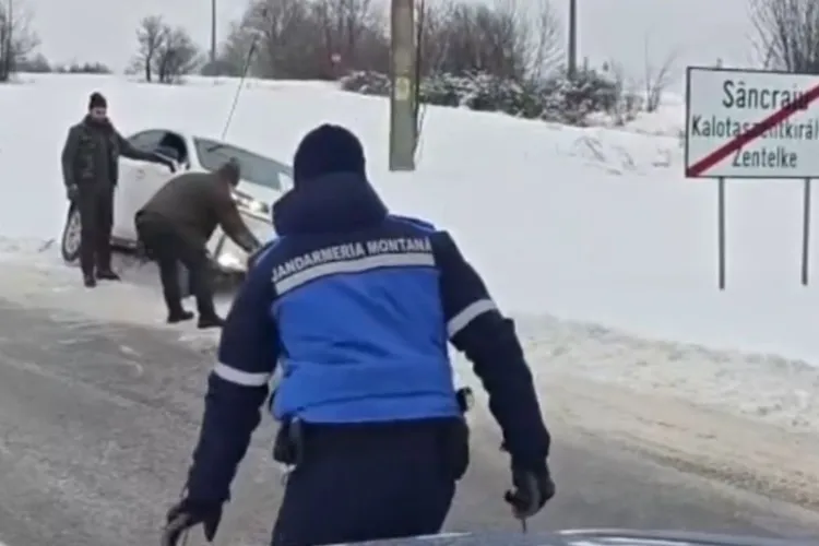 VIDEO: Familie cu doi copii, salvată la limită de jandarmii montani după ce mașina a derapat pe drumurile înghețate din Cluj