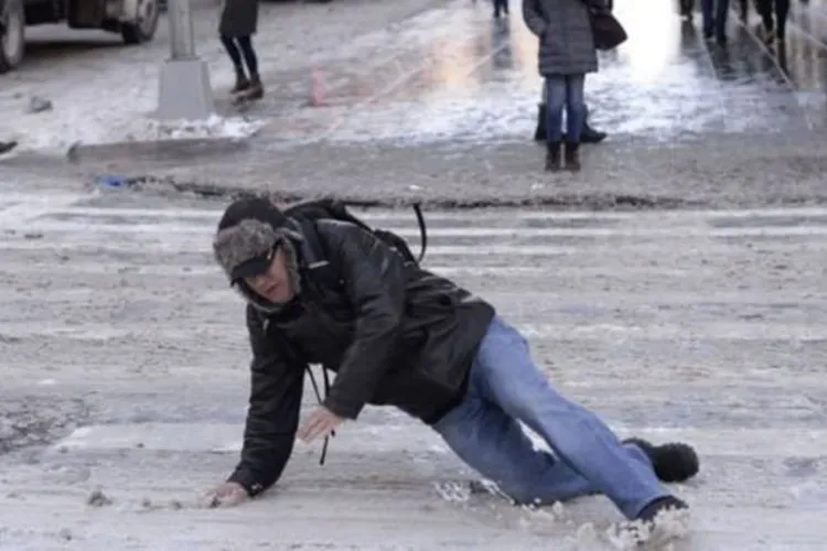 IGSU avertizează românii să NU meargă pe stradă ca pe catwalk: Temperaturile scăzute fac drumurile adevărate capcane. „Stilul nu contează acum!”