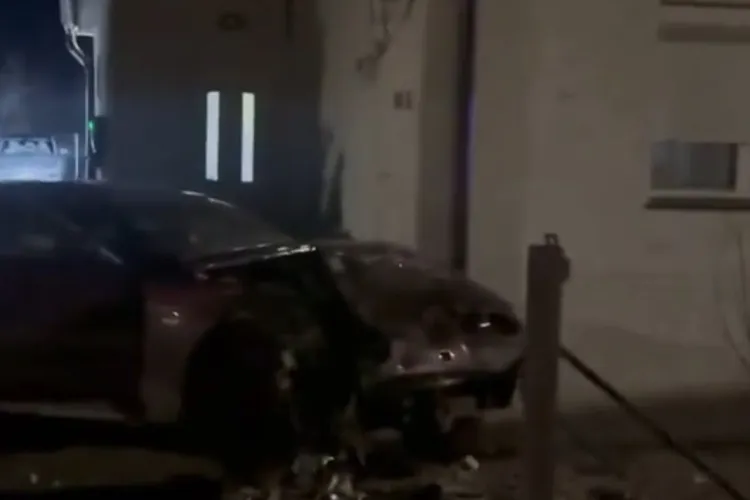 VIDEO Un bărbat s-a trezit cu o mașină la el în casă, chiar în dimineața de Crăciun: Șoferul a rupt gardul și a intrat cu viteză în casa omului