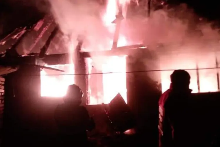 VIDEO. Incendiu violent într-o localitate din județul Cluj: O casă a fost cuprinsă puternic de flăcări. A fost pur și simplu distrusă!