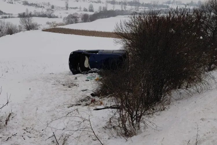 Accident la ieșirea dintr-o comună din Cluj: O mașină s-a răsturnat în afara părții carosabile, iar două persoane au fost transportate la spital