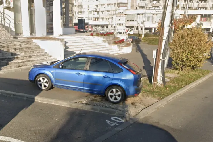 Pericol pe o stradă din Cluj! Șoferii iresponsabili parchează pe trotuar și fac traversarea străzii aproape imposibilă